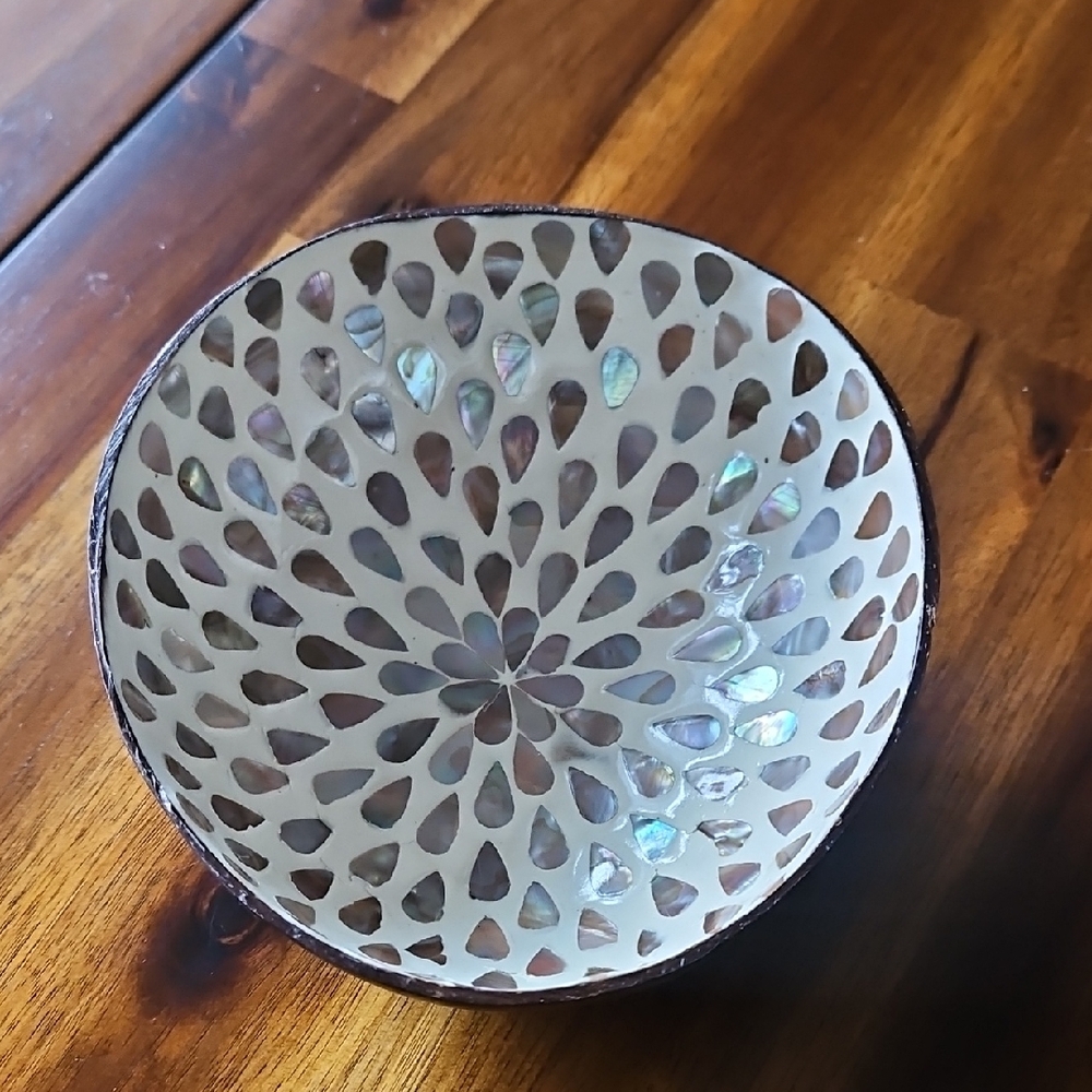 Decorative Mosaic Bowl with Teardrop Mother Of Pearl Inlay Design. - Picture 3 of 4